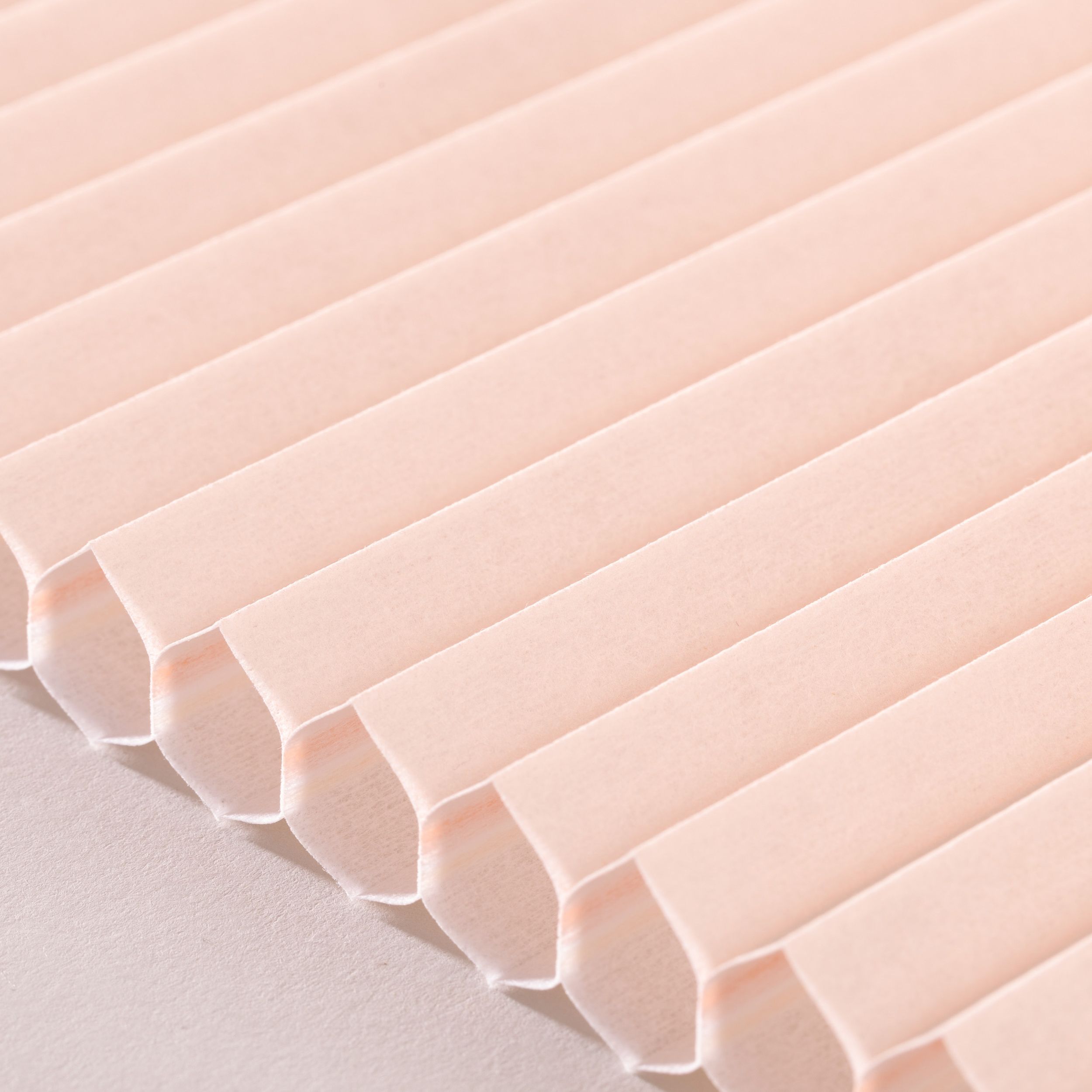 Pliusuotos žaliuzės Honeycomb H-110 lašišos spalvos